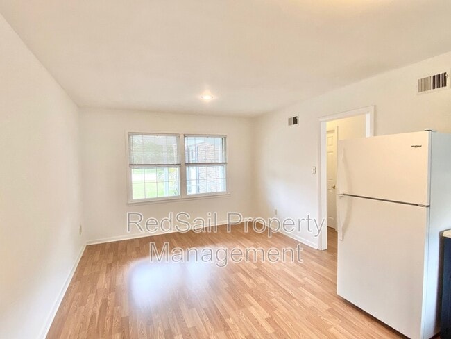 Building Photo - 701 Essex Park Dr