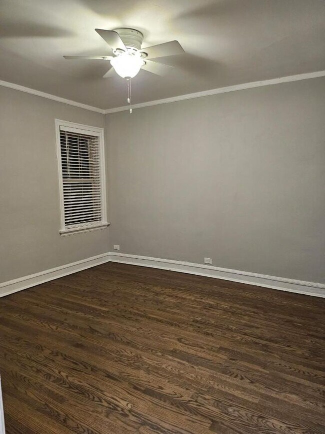 Building Photo - East Rogers Park One Bedroom