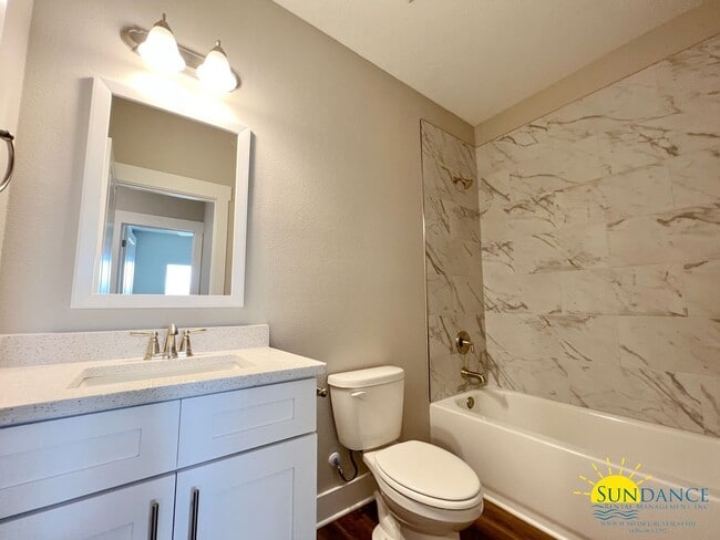 Building Photo - Beautiful 3 Bedroom 2.5 Bathroom Townhome with Garage!