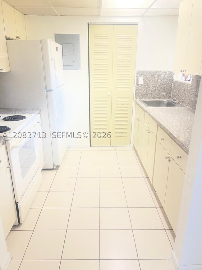 Building Photo - 560 NW 114th Ave