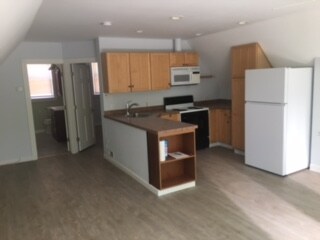 Building Photo - 526 River Rd