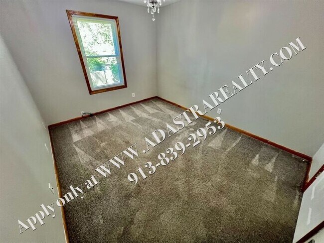 Building Photo - Updated 4 Bed 2.5 Bath in Olathe-Available...