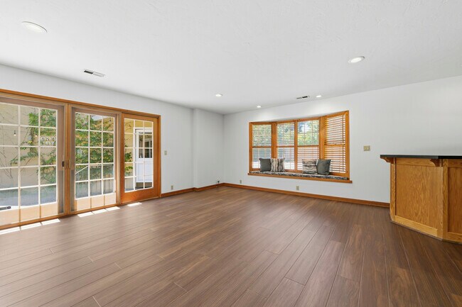 Building Photo - 1825 White Oak Dr