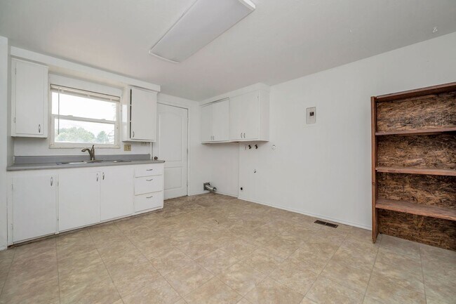 Building Photo - West Jordan Duplex w carport AVAILABLE NOW!!