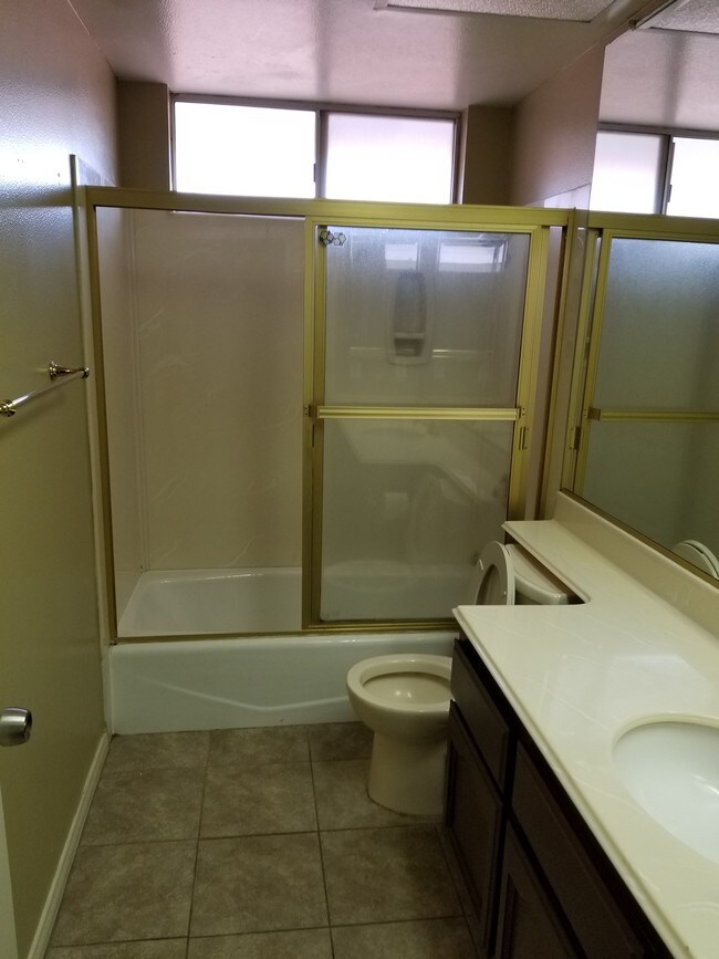 third full bathroom. tub shower - 19945 Eagle Ridge Ln
