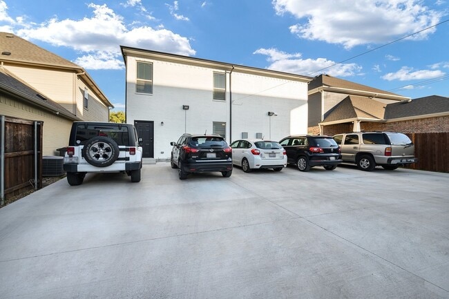 Building Photo - * MOVE IN SUMMER 6/30/2027 * 5-Bed 5.5 Bat...