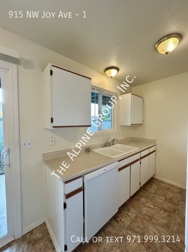 Building Photo - Single Level, 2 Bedroom by Cornell/NW Murr...