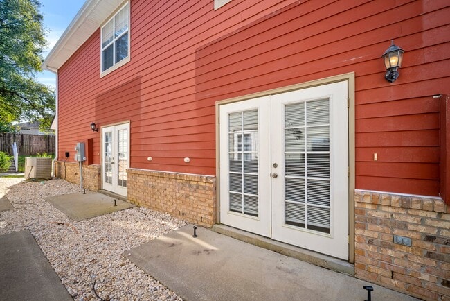 Building Photo - 720 Arbor Lake Dr