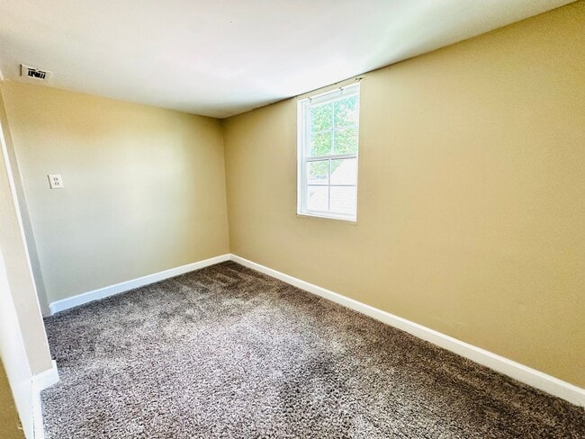 Building Photo - Updated FOUR bedroom home in South Louisville