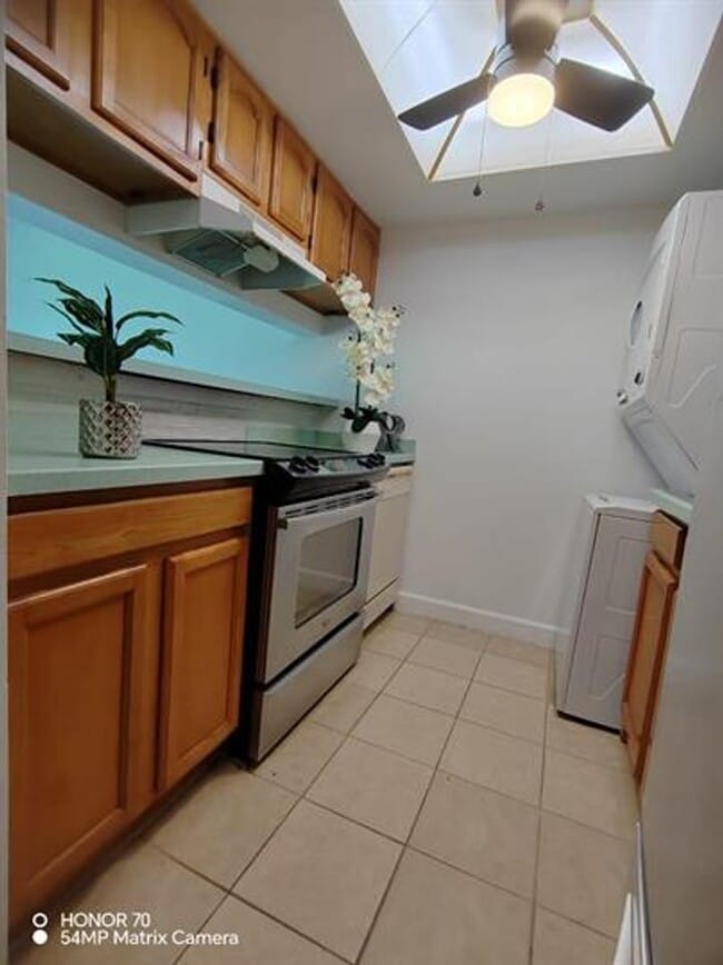 Building Photo - Welcome to Tampa Racquet Club – Where Comfort Meets Convenience!