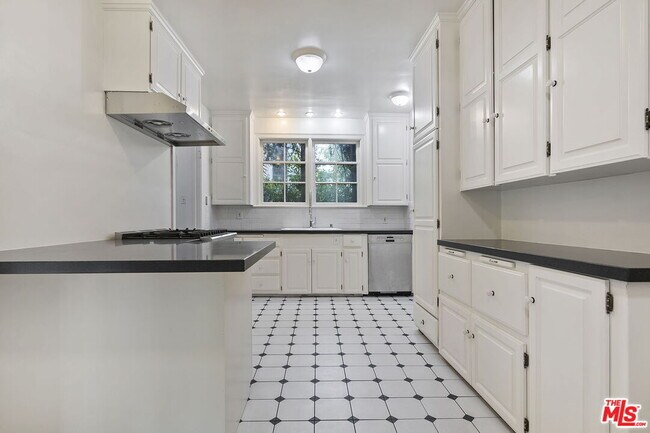 Building Photo - 662 Loring Ave