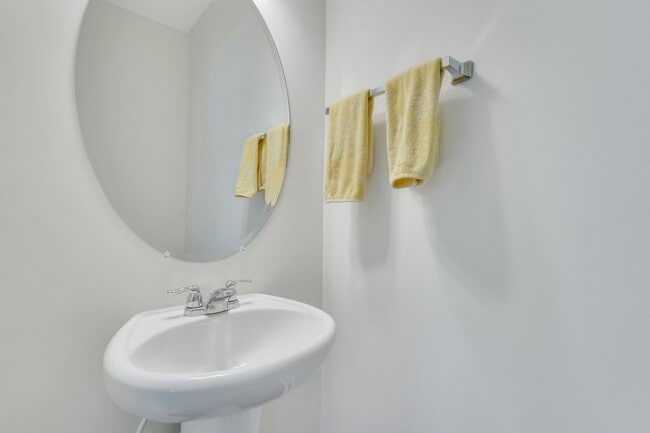 Building Photo - AVAILABLE NOVEMBER (PET FRIENDLY)