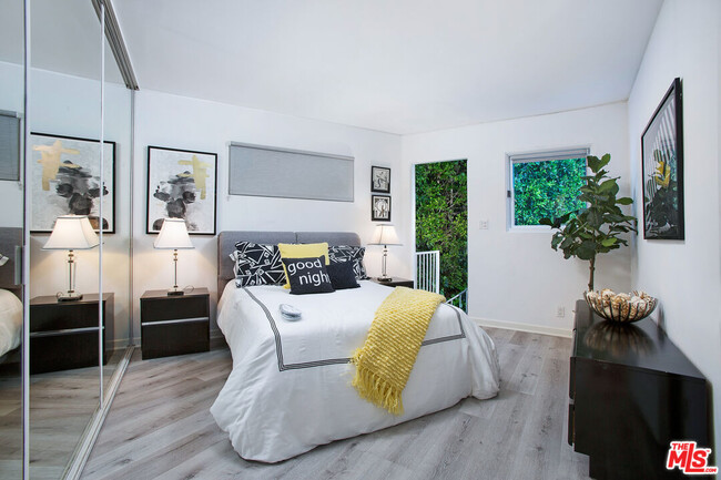 Building Photo - 1166 San Ysidro Dr