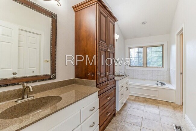 Building Photo - 13585 Summit Dr