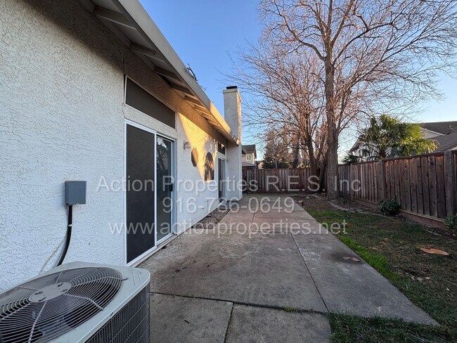 Building Photo - Updated 4 Bed, 2 Bath - 3 Car Garage - New Flooring - Close to Schools, Parks, and Shopping!