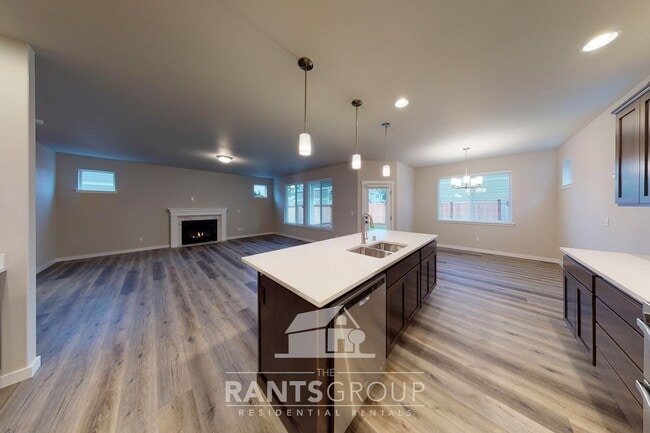 Building Photo - Easy freeway access! Newer subdivision!