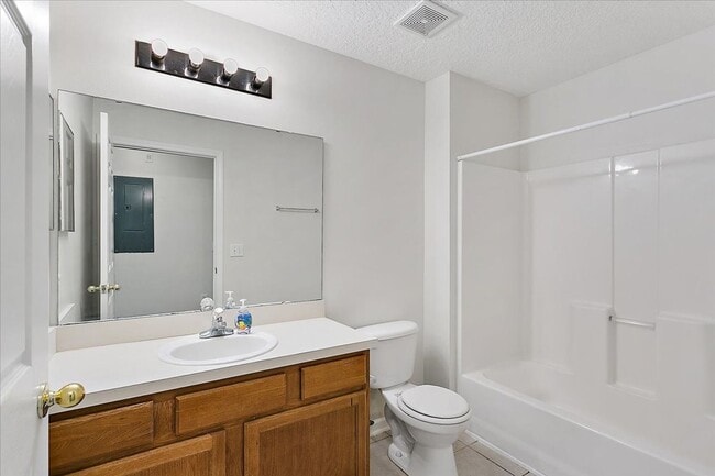 Building Photo - Great condo! New AC system!
