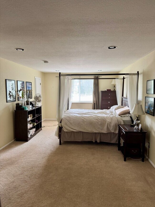 Building Photo - Spacious 4-Bedroom House Near Open Space in Heatherwood, Boulder