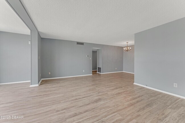 Building Photo - 1224 S Peninsula Dr