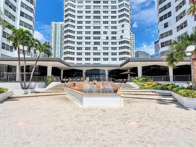 Building Photo - 905 Brickell Bay Dr