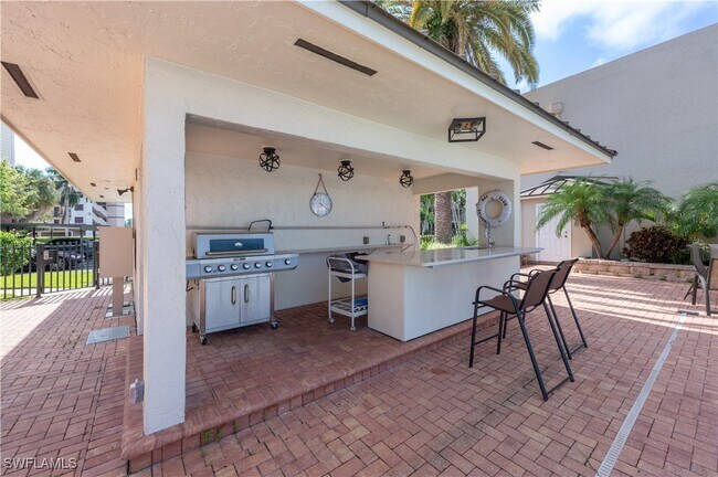 Building Photo - 800 River Point Dr