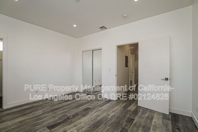 Building Photo - 1344 N Kenmore Ave