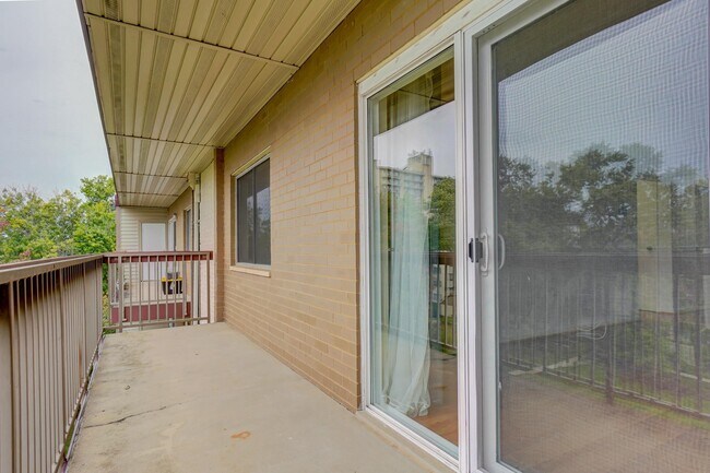 Building Photo - 7400 Lakeview Dr