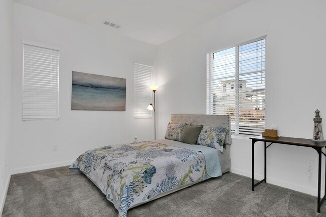 Building Photo - Waterfront Beauty