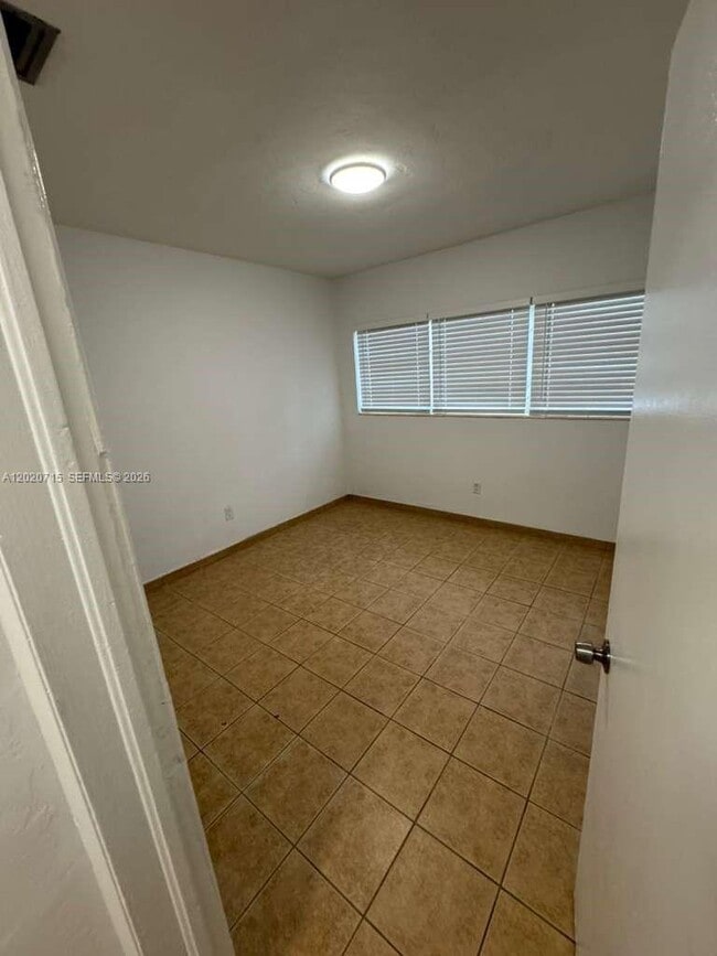 Building Photo - 4035 SW 11th St