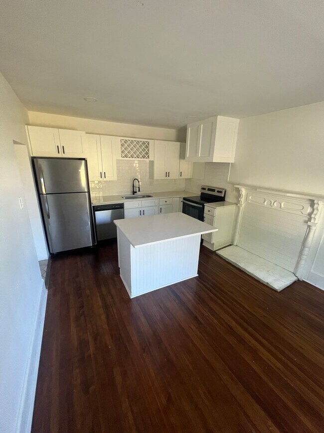 Building Photo - Great 4 Bedroom Minutes from Downtown