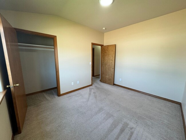 Building Photo - 4 Bedroom, 2 Bath House! Available to Rese...