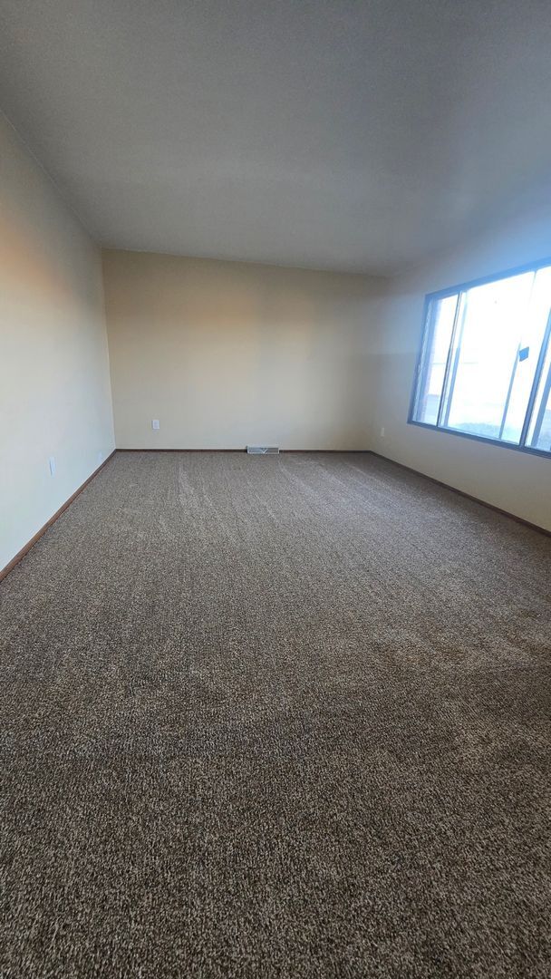 Building Photo - 2 Bedroom 1.5 Bath - Brand new renovations