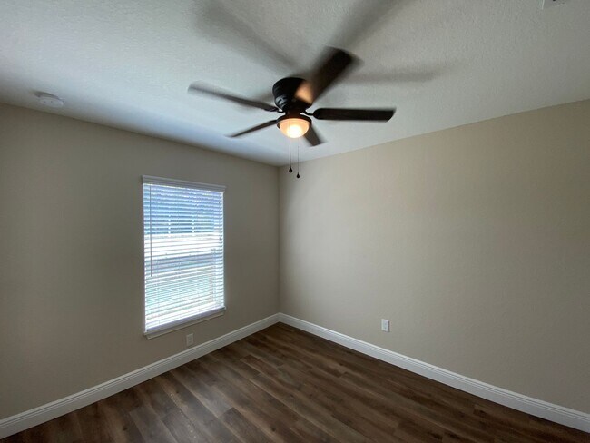 Building Photo - Custom Home - Desirable SE Ocala Neighborhood 3/2/2 **Available Soon**