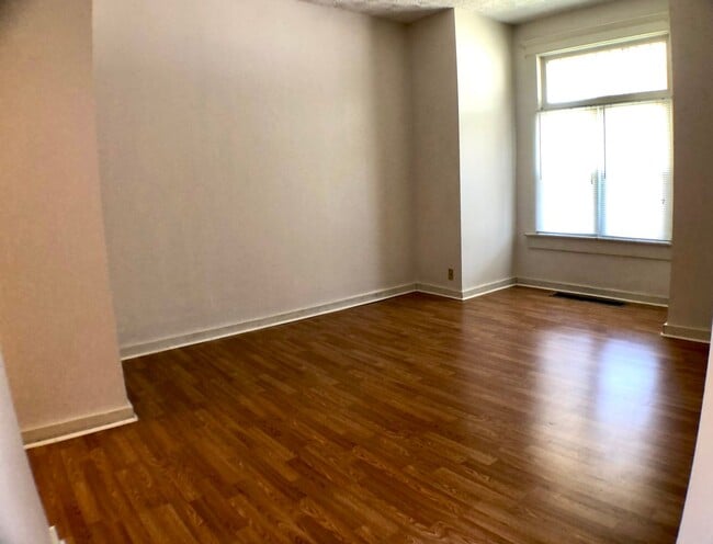 Building Photo - 1 Bed / 1 Bath on 10th Ave close to Wexner Medical Center