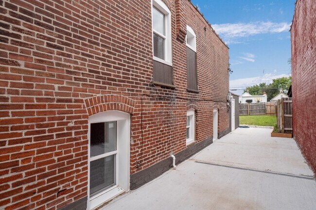 Building Photo - $1795 - Single Family Home with Private Two-Level Living Spaces, Driveway Parking & Modern Updates