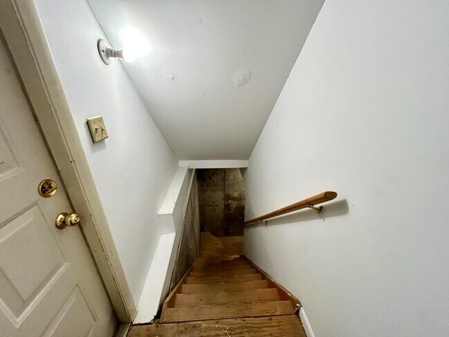 Building Photo - 19 Somers St