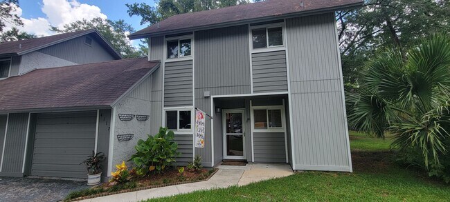 Building Photo - Charming 3/3 Condo