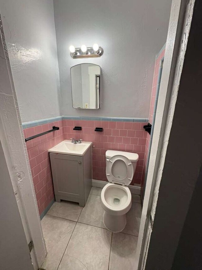 Building Photo - 140 E 5th St