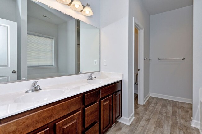 Building Photo - Immaculate End-Unit Townhome