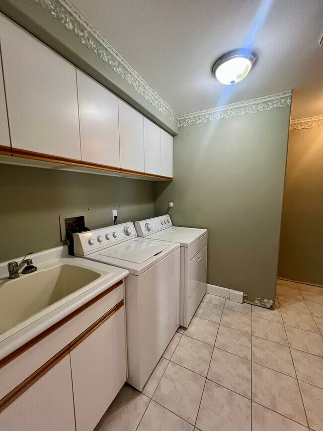 Building Photo - 5 Bedroom in Gated Birch Bay Community!