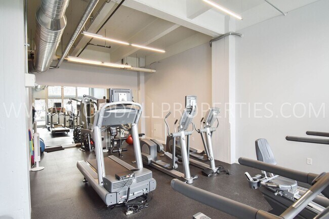 Building Photo - One Bedroom Loft Downtown (utilities Included)