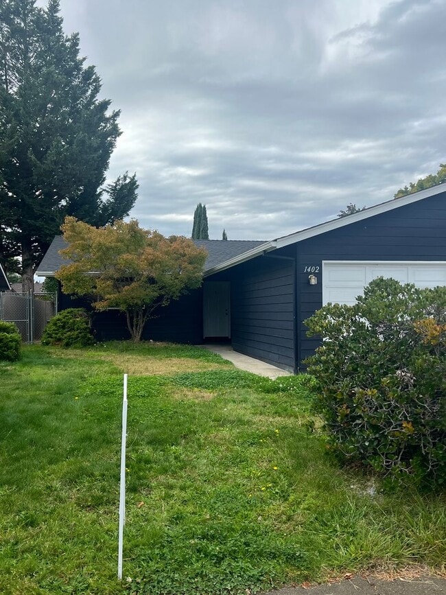 Building Photo - 1400-1402 SW Kokanee Ln