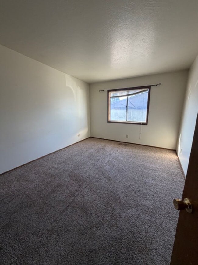 Building Photo - Clean and Comfortable 3 Bedroom, 2 Bathroom Townhouse