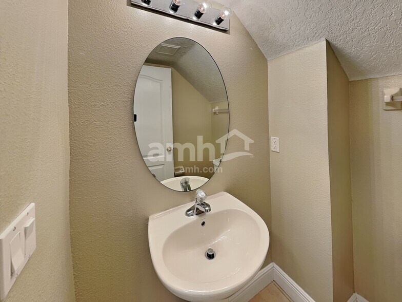 Building Photo - 1720 Portcastle Cir