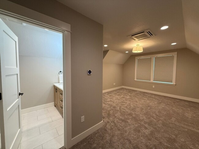 Building Photo - Elegant and Luxurious Cottage Grove Home