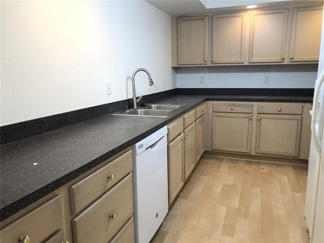 Building Photo - 1150 Carmel Cir