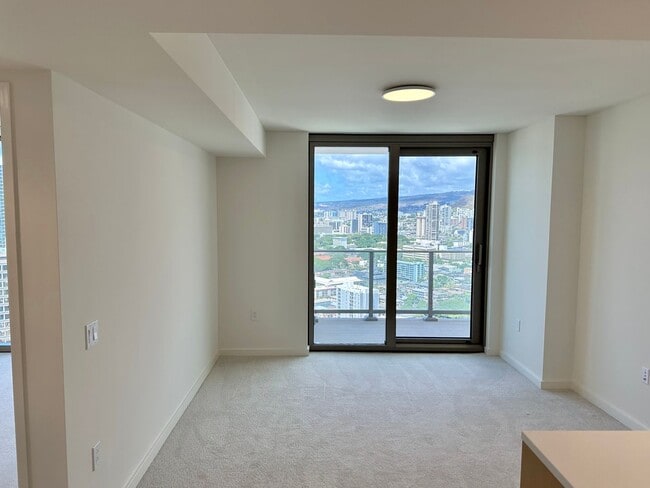 Building Photo - Resort style living at SKY 1/1/1