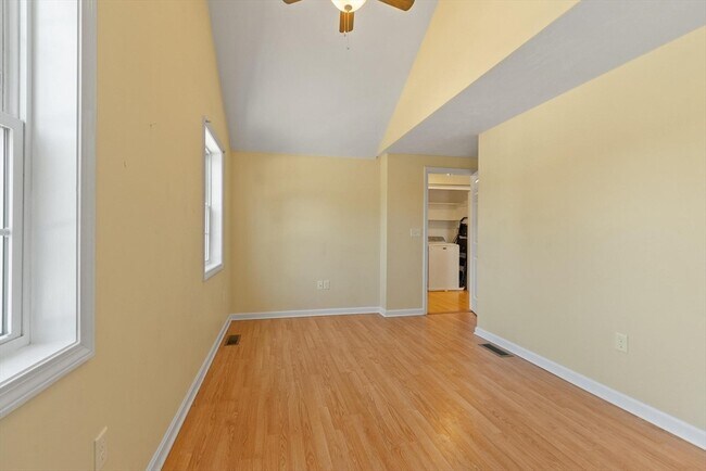 Building Photo - 27 Pine St