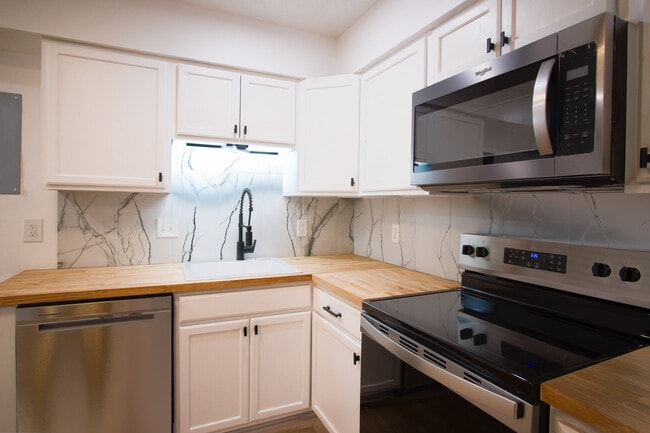 Building Photo - 106 Woodhouse Ln