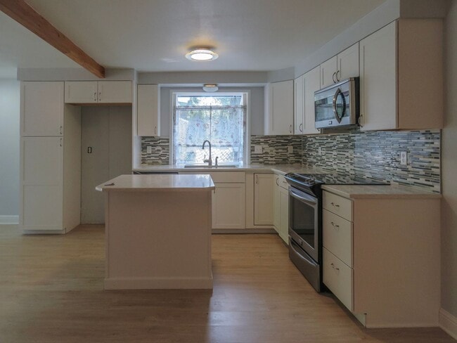 Building Photo - Gorgeous Ranch Style 3 Bedroom Home In Lake Oswego Available Now !!!